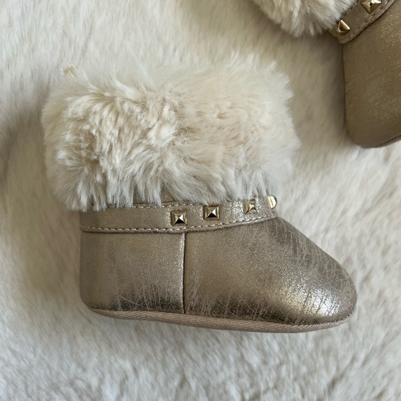 The Children’s Place Baby Girl Soft Fur Boots SZ 0-3m✨ - Picture 2 of 7